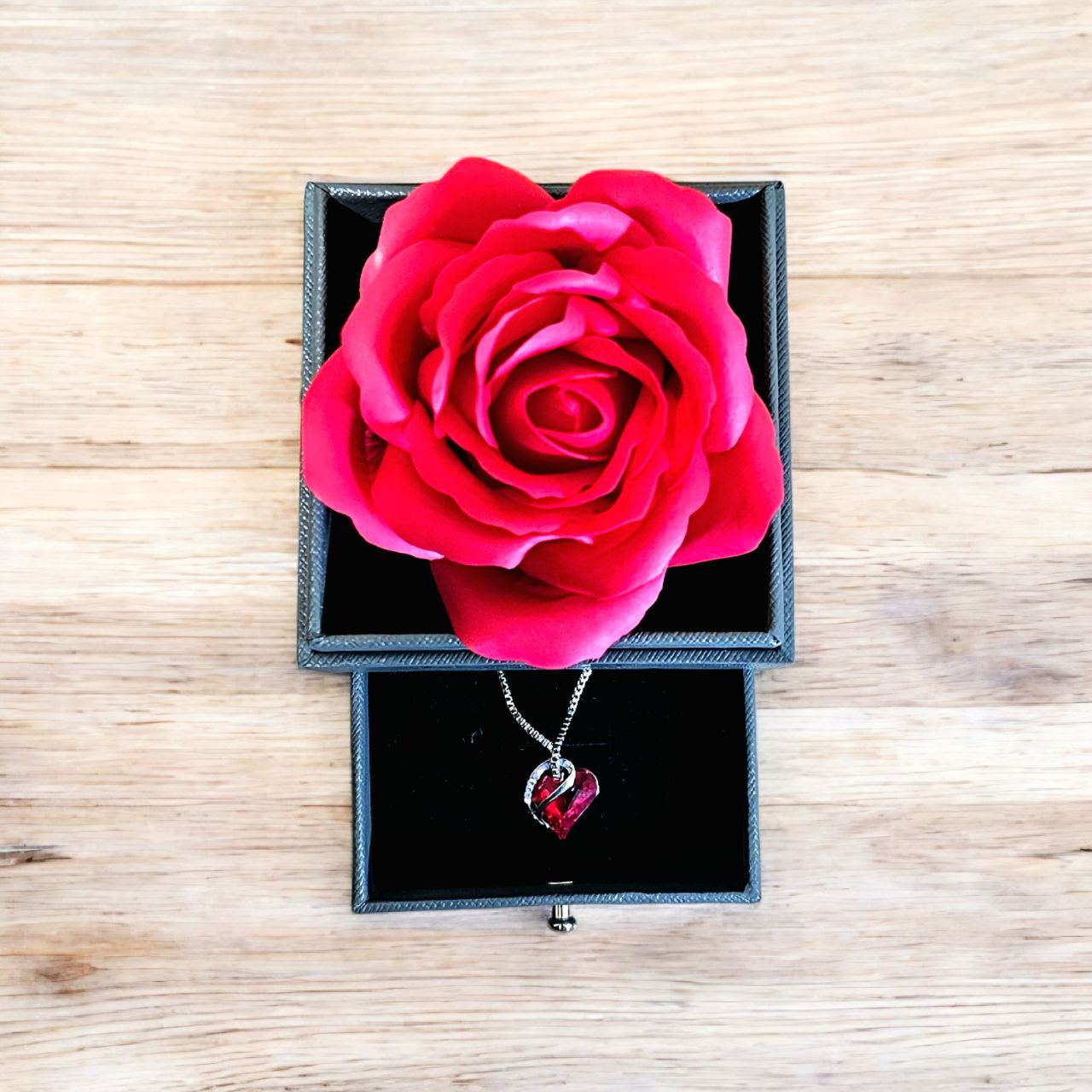 שרשרת לב עם קופסת פרח נפתחת